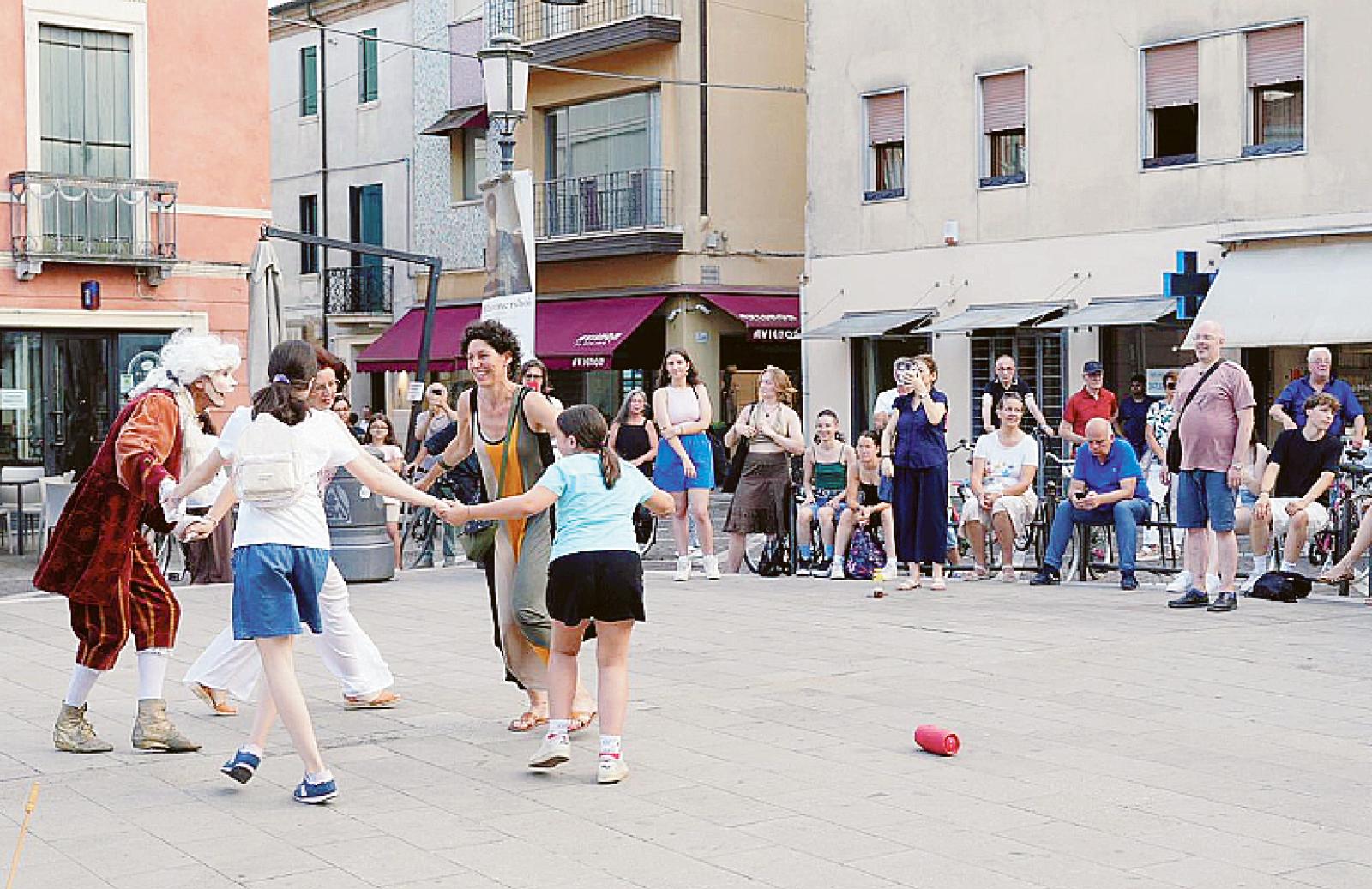 Un Casanova musica e corpo seduce le piazze di Opera Prima