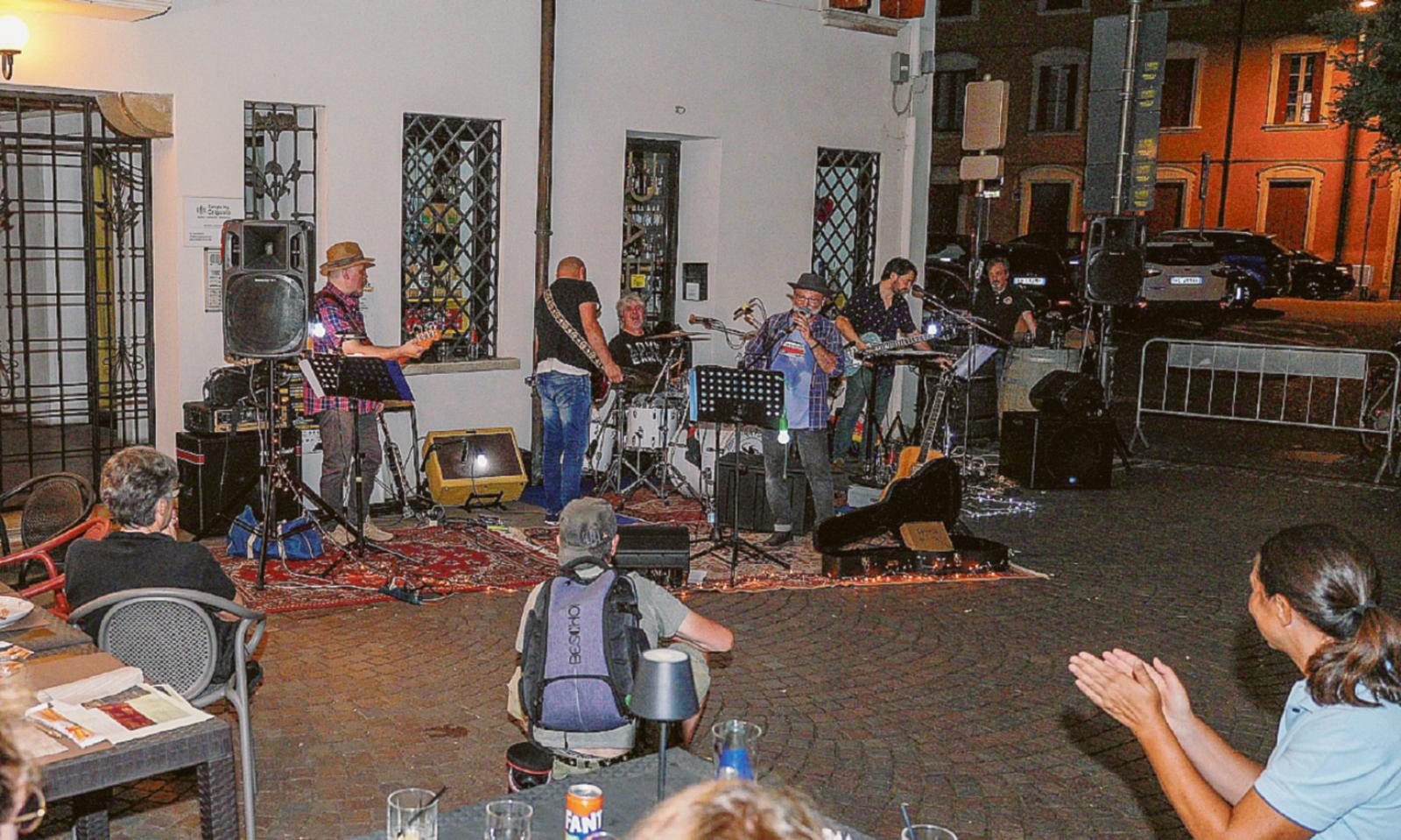 Il buskers blues riempie le strade