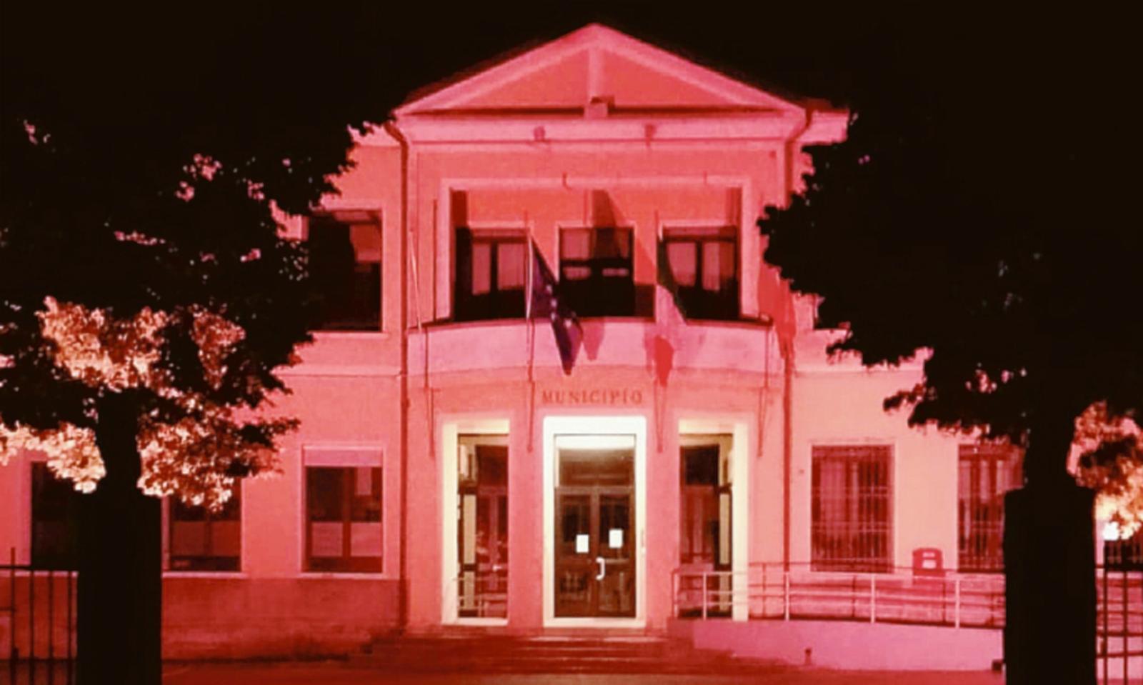 Il Comune si tinge di rosso