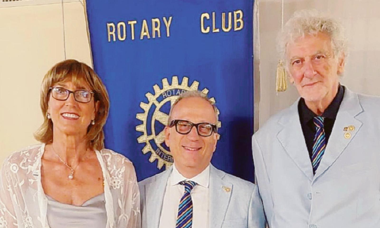 Collare e sostegno a scuole e salute