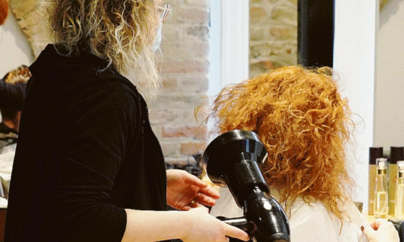 &ldquo;Occhio ai parrucchieri abusivi&rdquo;