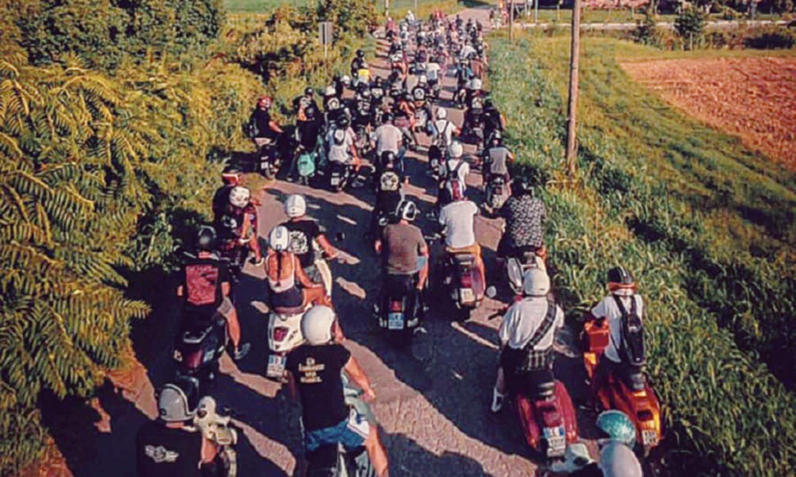 In 200 col kilt rombano sulle Vespe