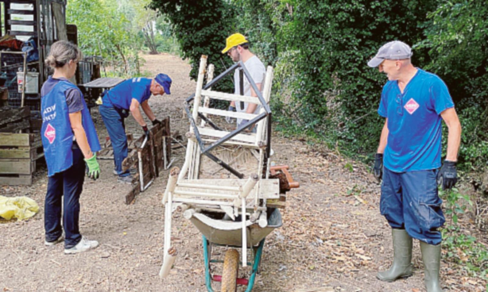 Dal terreno spuntano sedie, taniche e grondaie