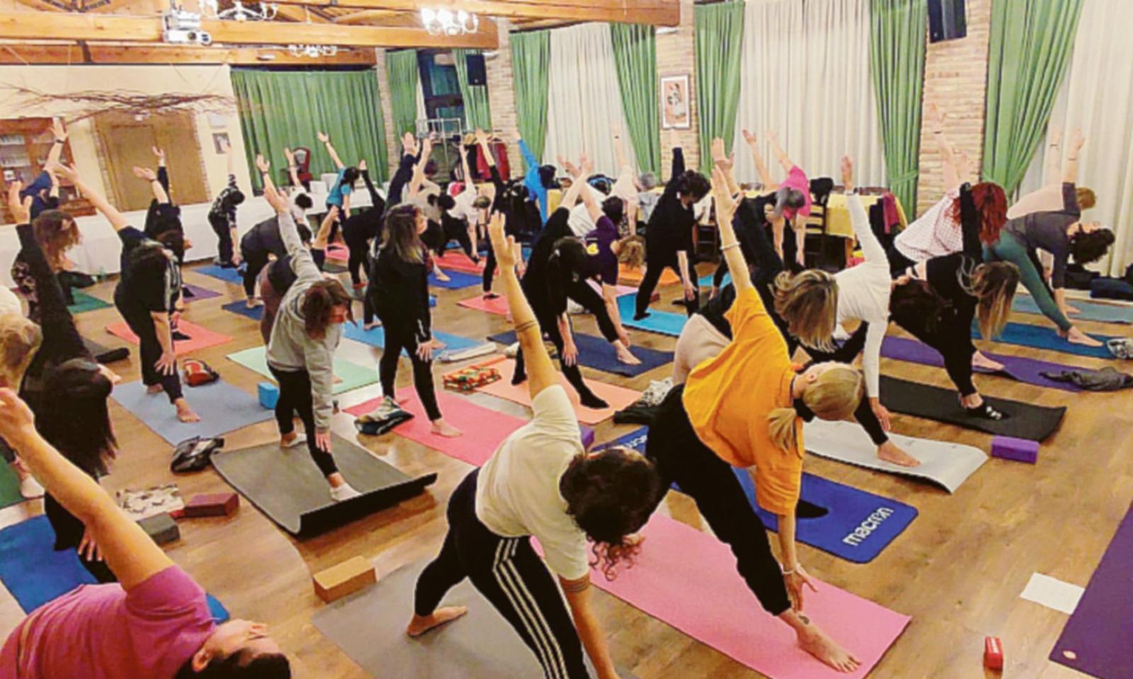 Lo yoga impazza in paese 