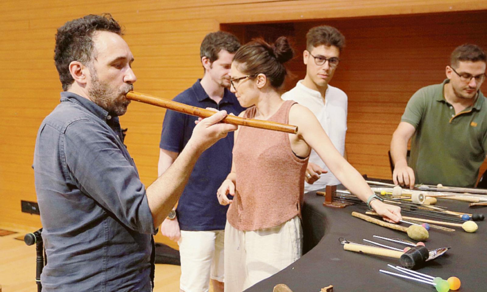 Artista internazionale, autore di colonne sonore, sperimenta e mescola nuove sonorit&agrave;