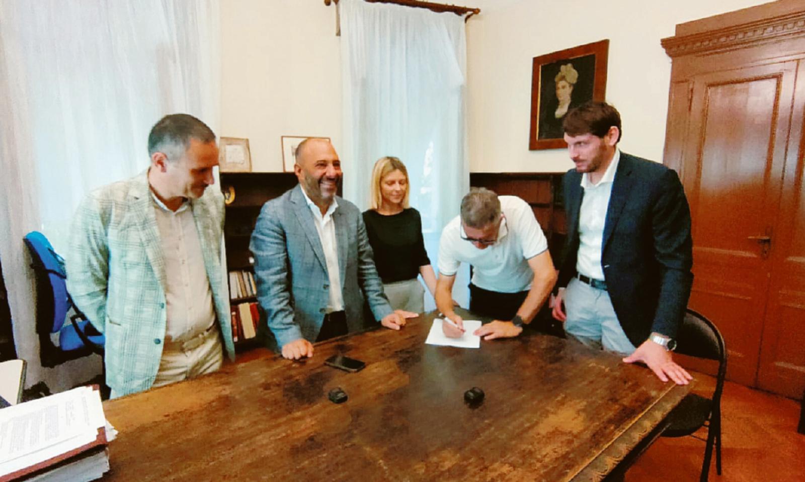 Comune-Buzzola, stretta di mano