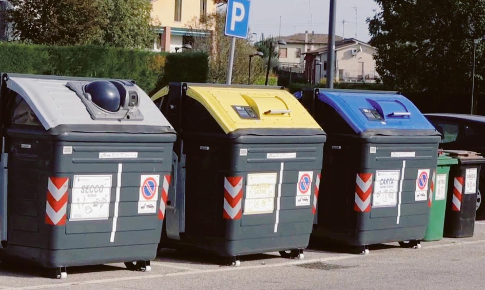 Rifiuti in aumento, differenziata no