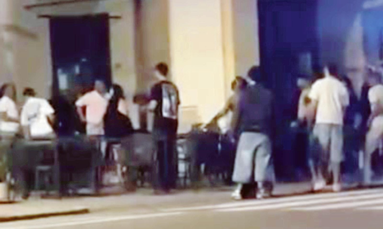 Notta da paura tra calci e pugni