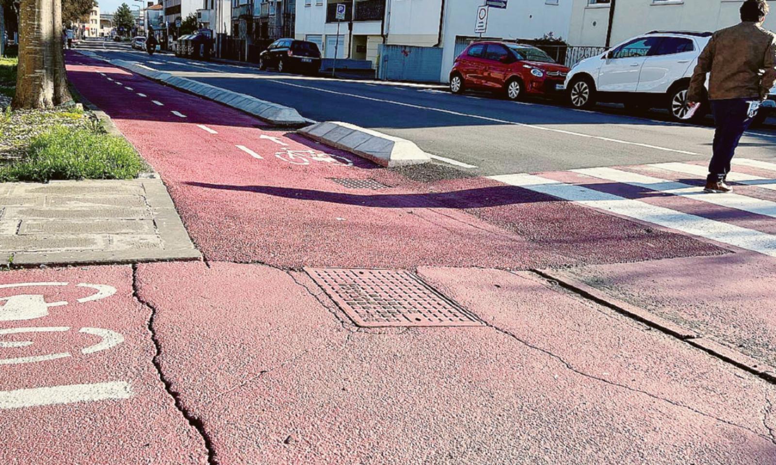 Cade in bici, si becca una multa