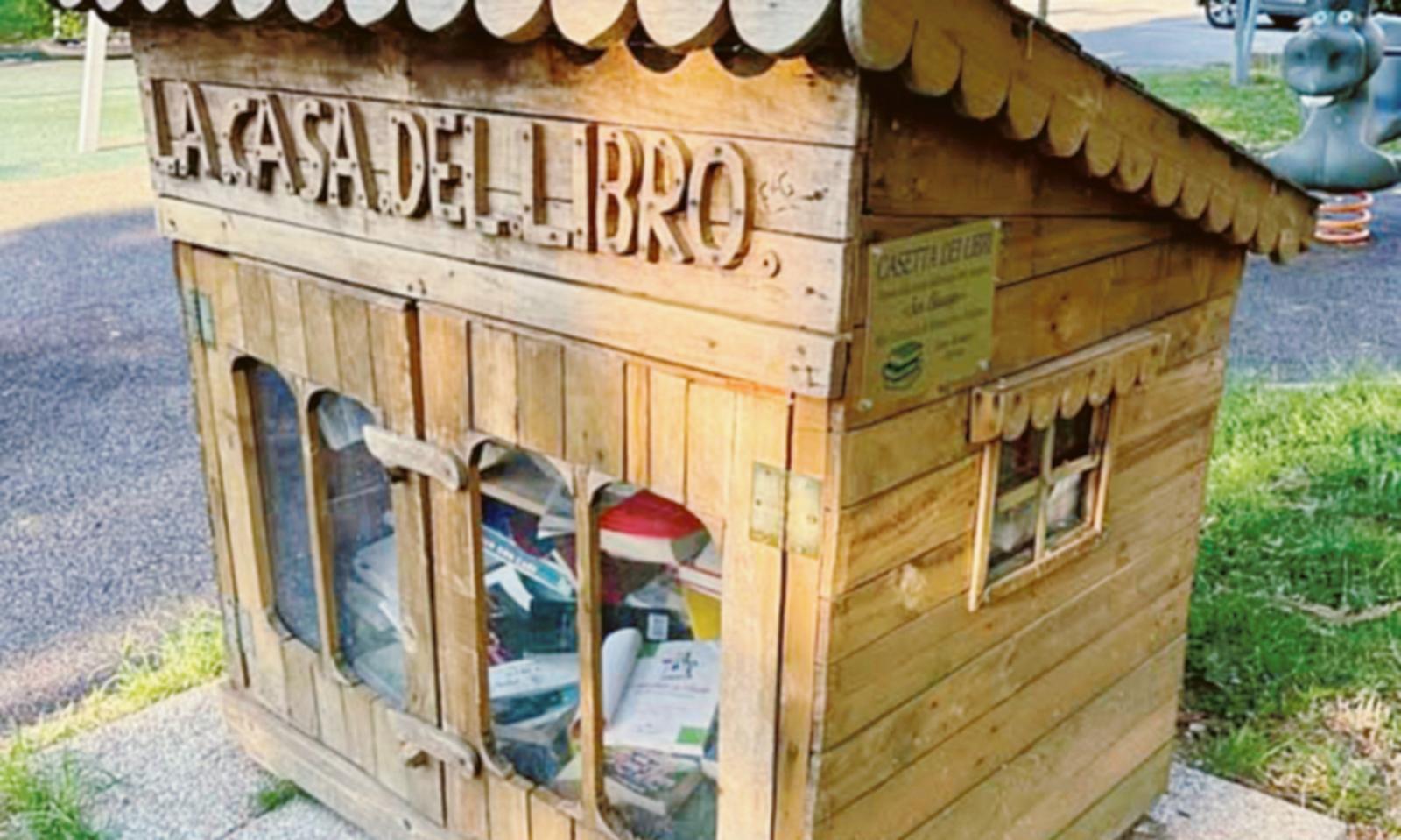 La casetta dei libri rinasce dopo il vandalismo