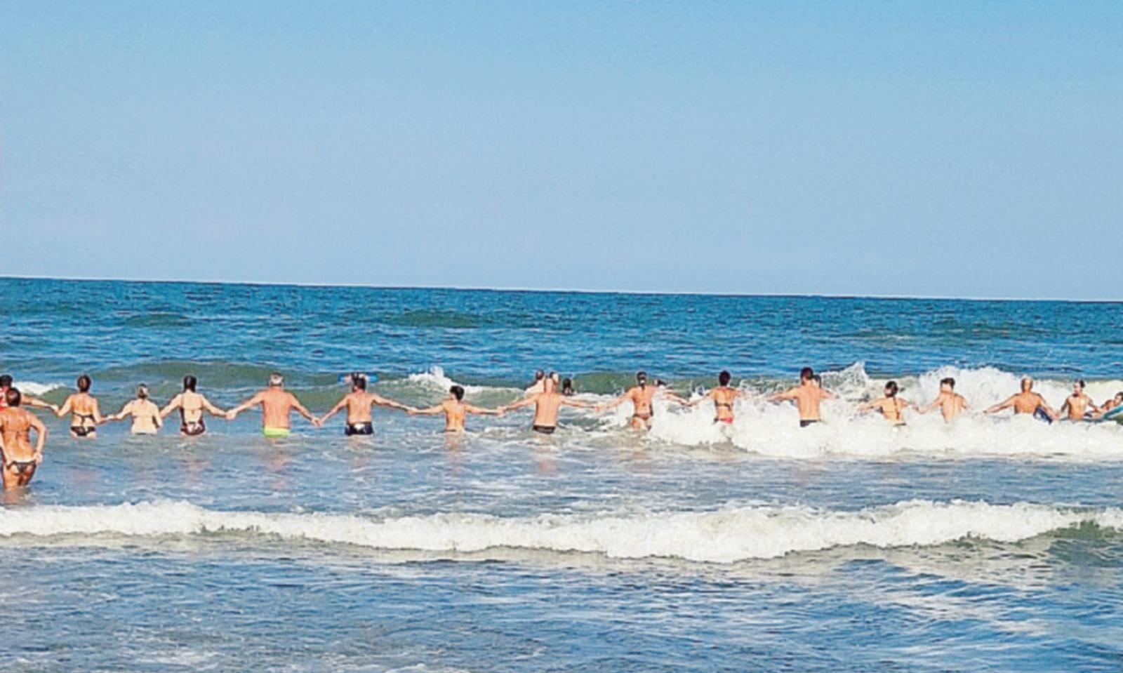 Scatta l&rsquo;allarme per una bimba smarrita: catena umana tra le onde per le ricerche