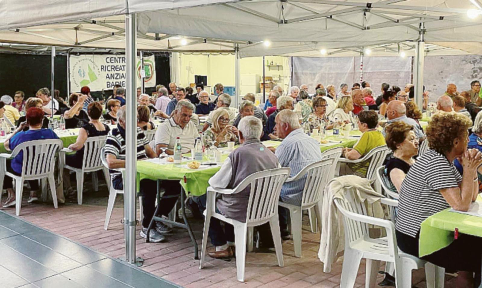 Tutti a tavola in attesa dei fuochi d&rsquo;artificio