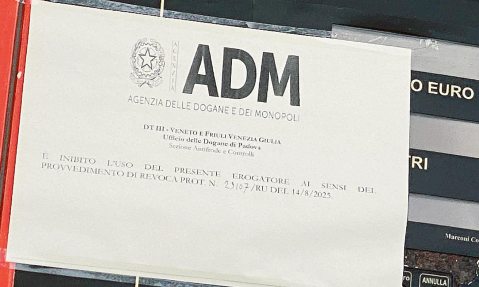 Nastro, sigilli e distributore chiuso