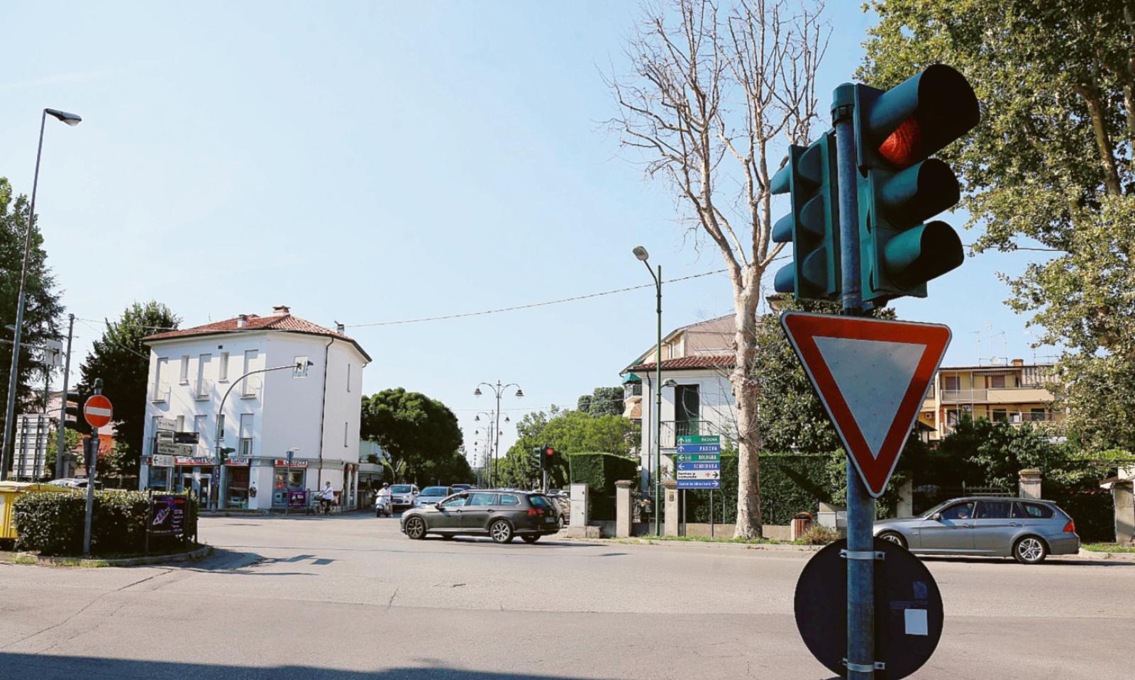 In viale della Pace il semaforo resta ancora rosso