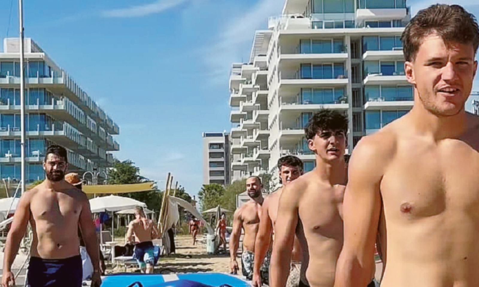 Pile ricaricate tra sabbia e mare