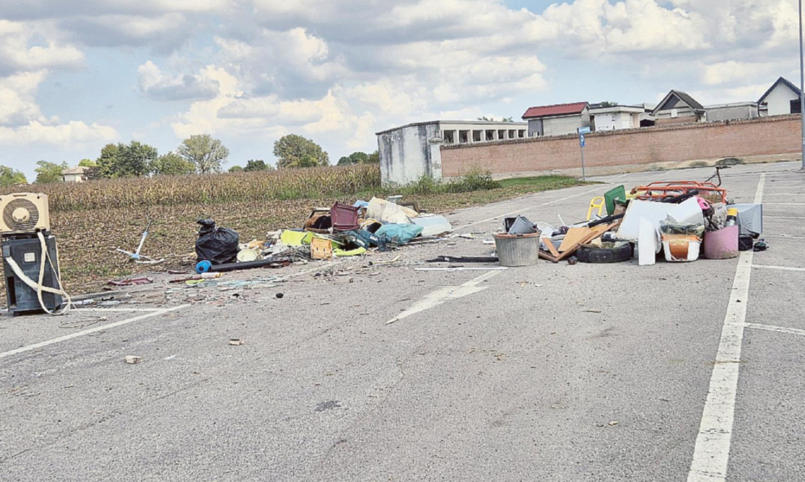 Discarica a cielo aperto vicino al cimitero 