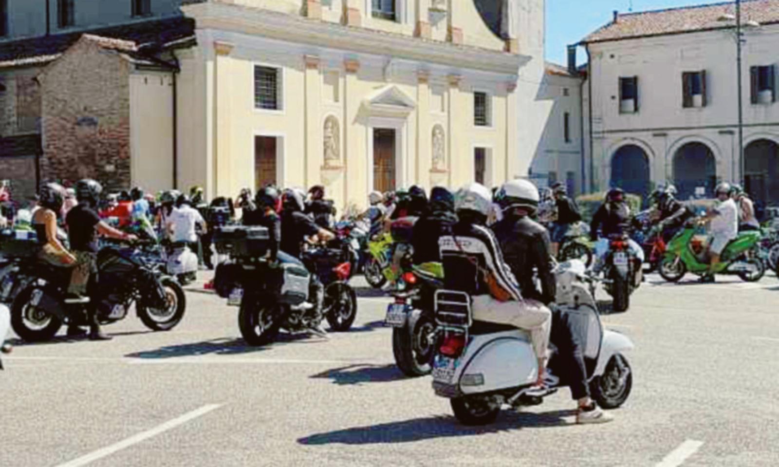 Rombo di motori in piazza