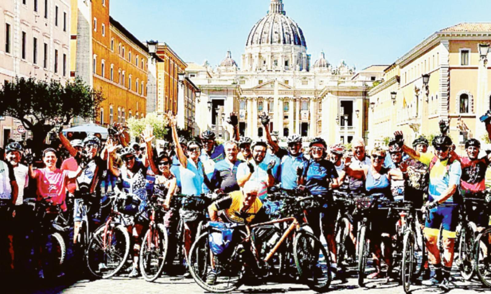 Leone XIV saluta i ciclisti polesani