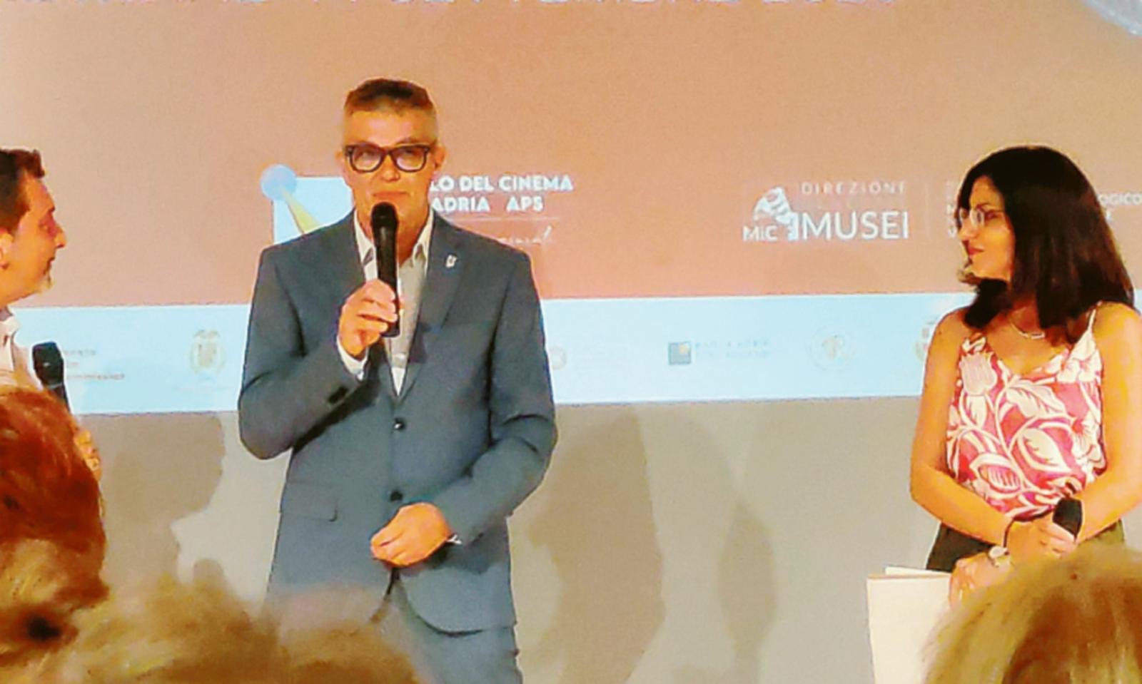 Adrik&agrave;, debutto da 500 presenze