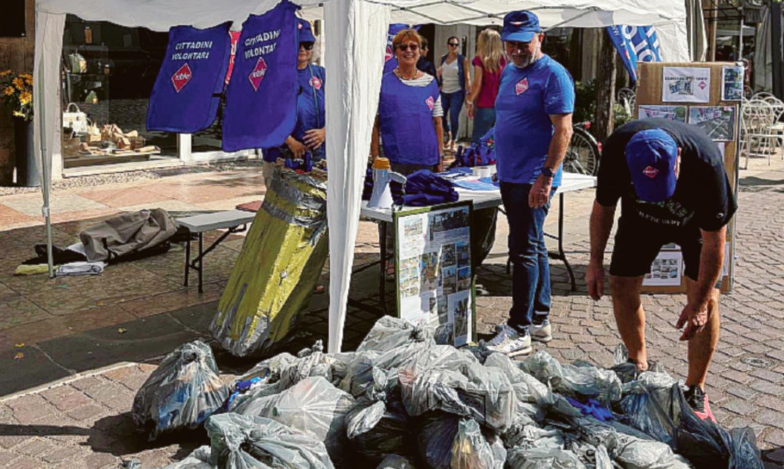 Dipendenti a titolari Irsap puliscono le mura storiche