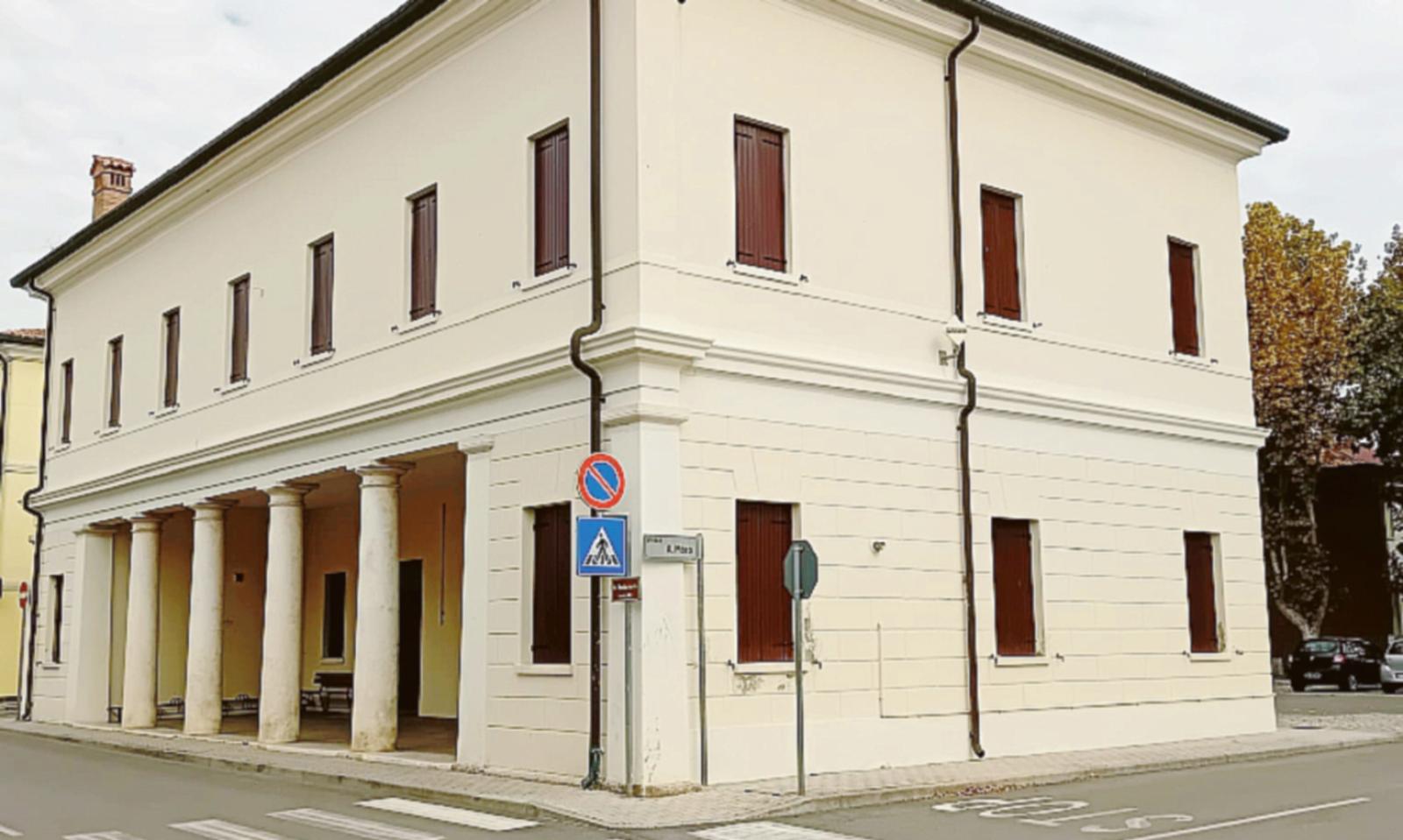 In paese, due strutture si rifanno il look