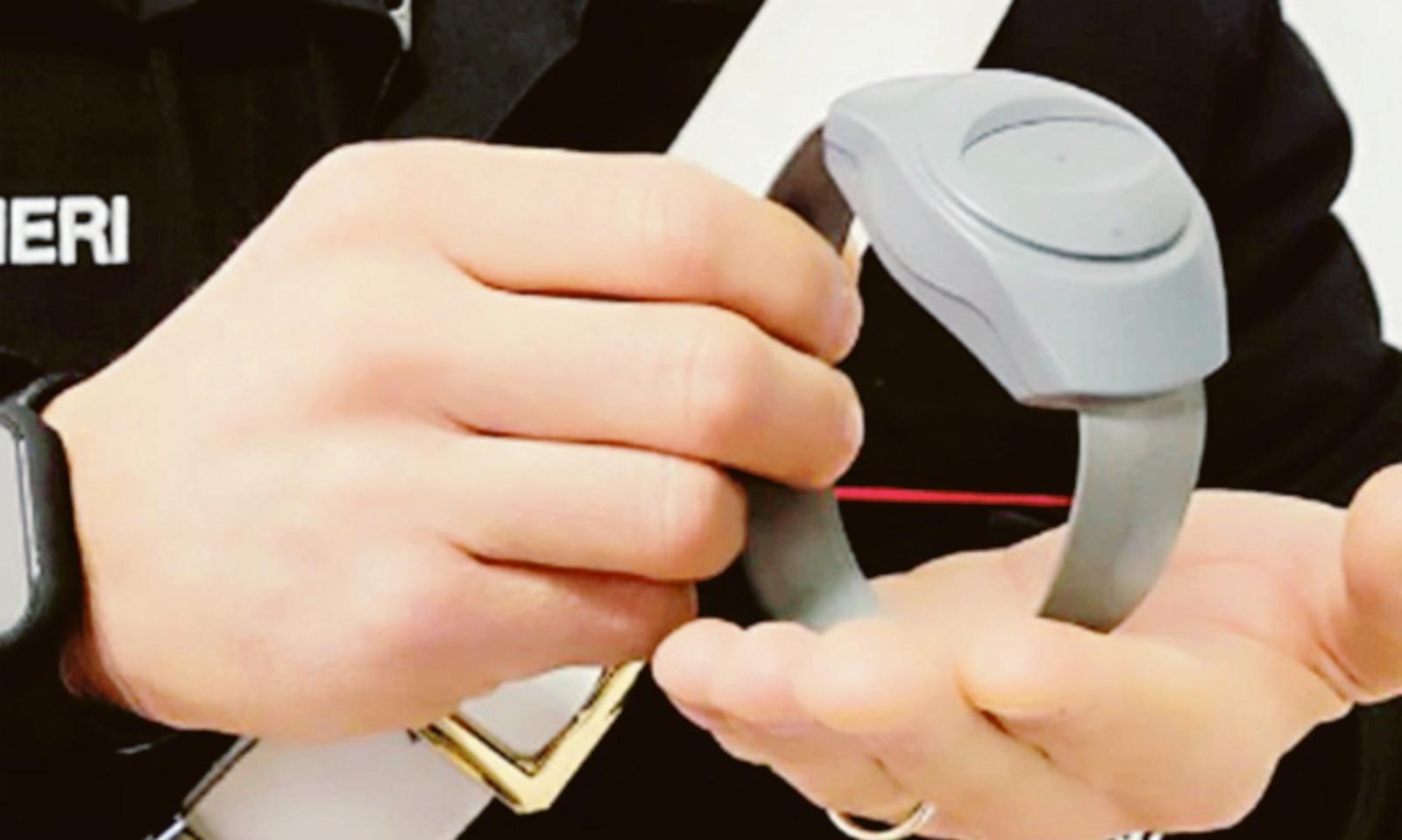 Prima il braccialetto, poi l'assoluzione