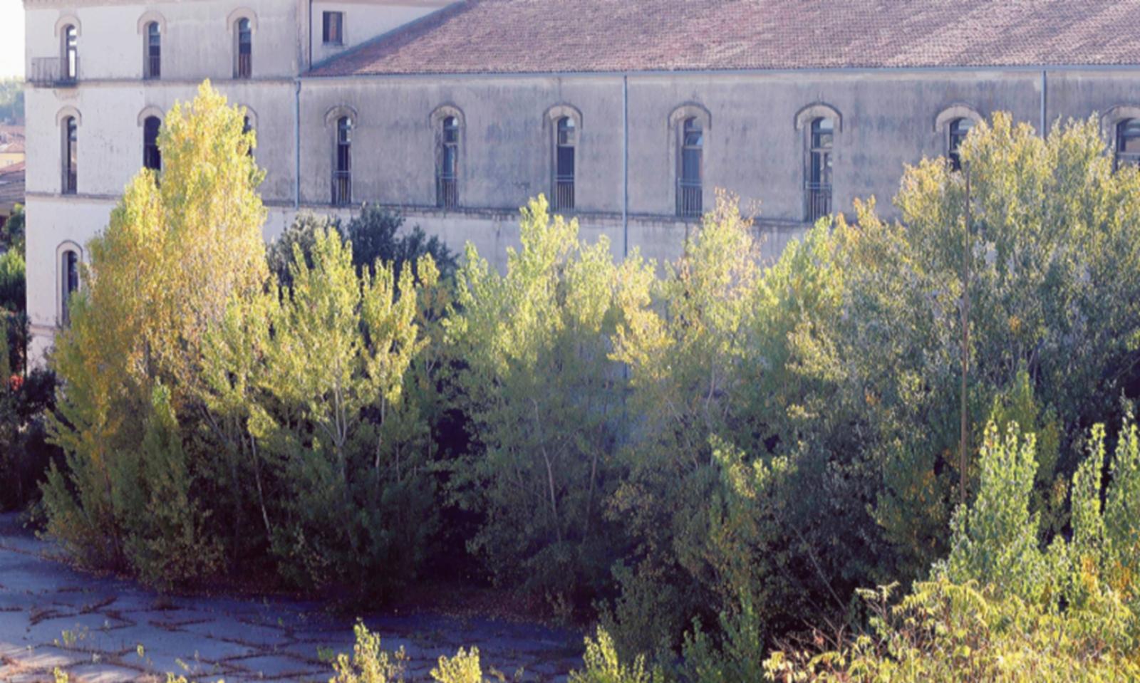 Caserma dismessa: "Il degrado ci invade"