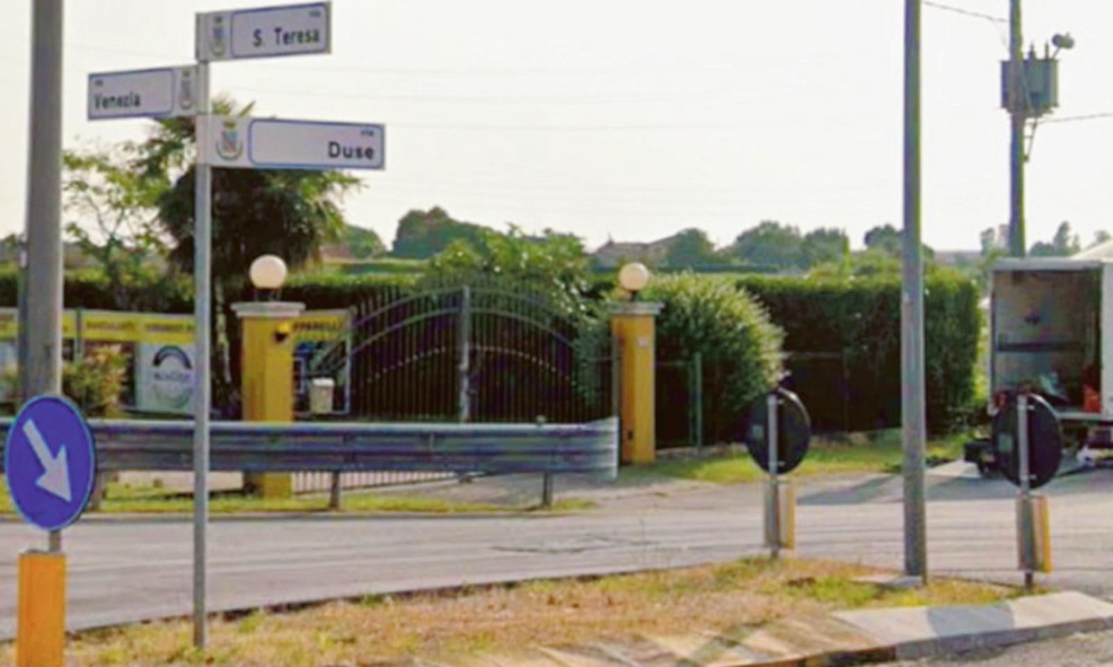 A Rosolina chiude via Duse