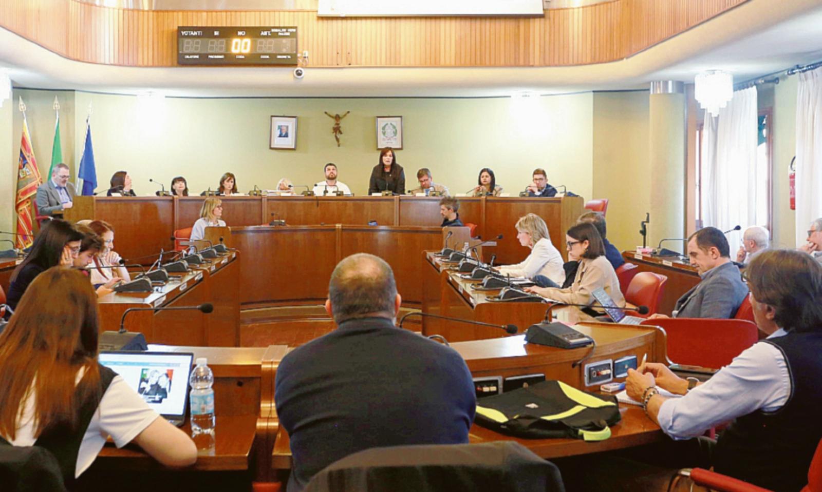 Rifiuti, il consiglio vuole chiarezza