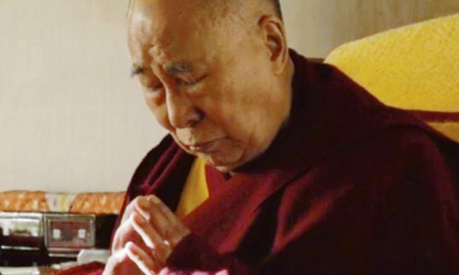 Dalai Lama e bagno di suoni in sala