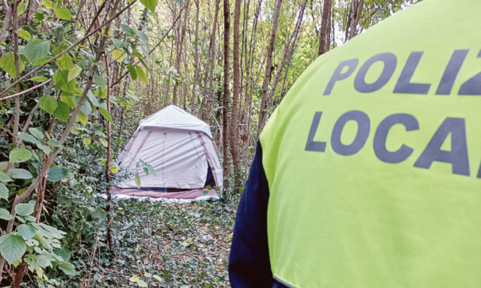 Si era accampato in ciclabile