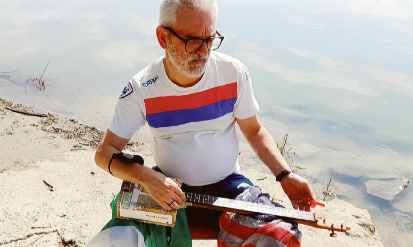 Con le scatole vuote crea strumenti jazz