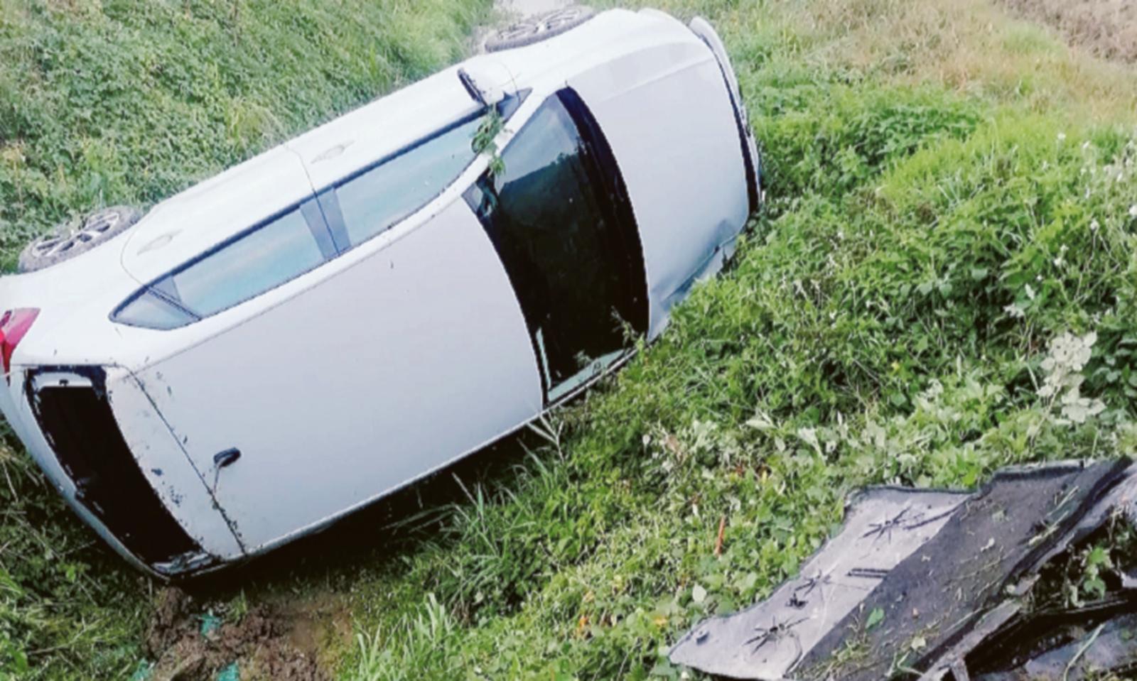 Carambola nel fosso nella strada pericolosa