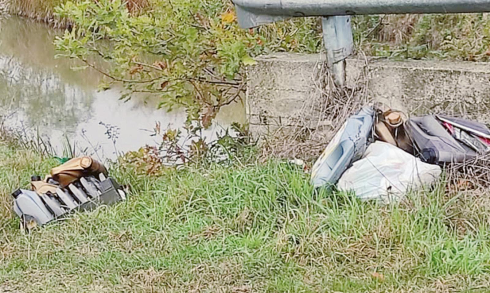 Ecovandali lanciano rifiuti in canale