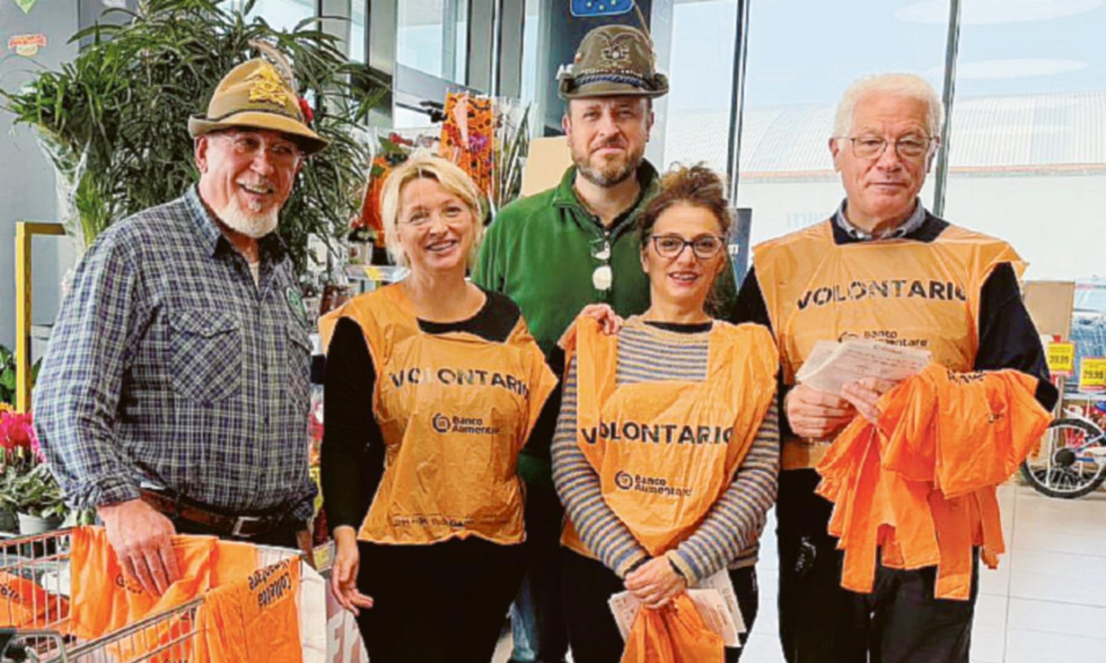 Cibo per poveri, volontari in azione