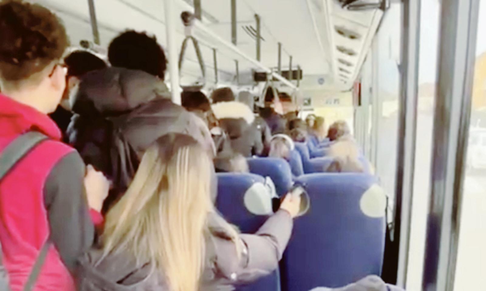 Bus pieni, genitori furibondi