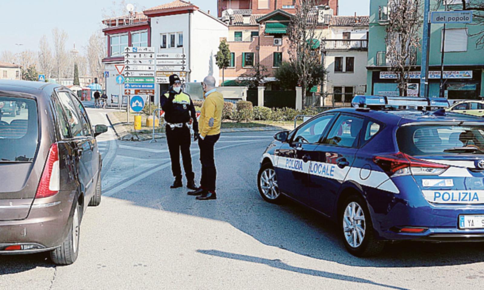 Asta di bici e le auto in garage
