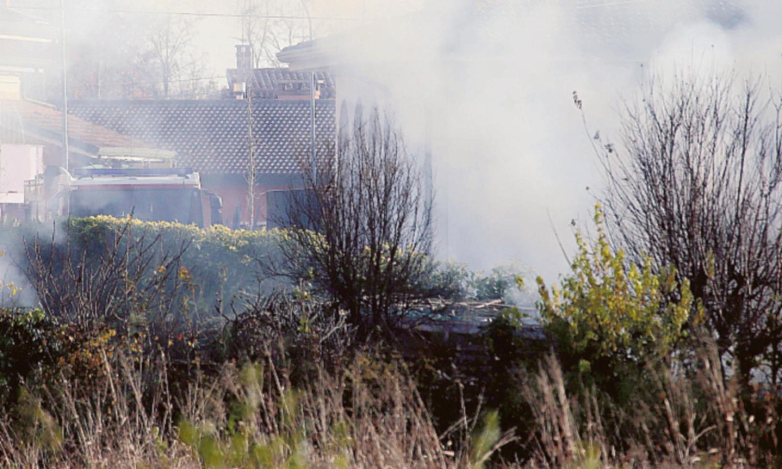 Va a fuoco la legna: fumo e paura arrivano i pompieri