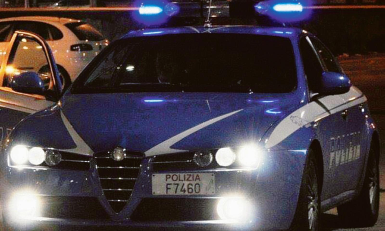 Danneggia addobbi e arredi viene denunciato e cacciato