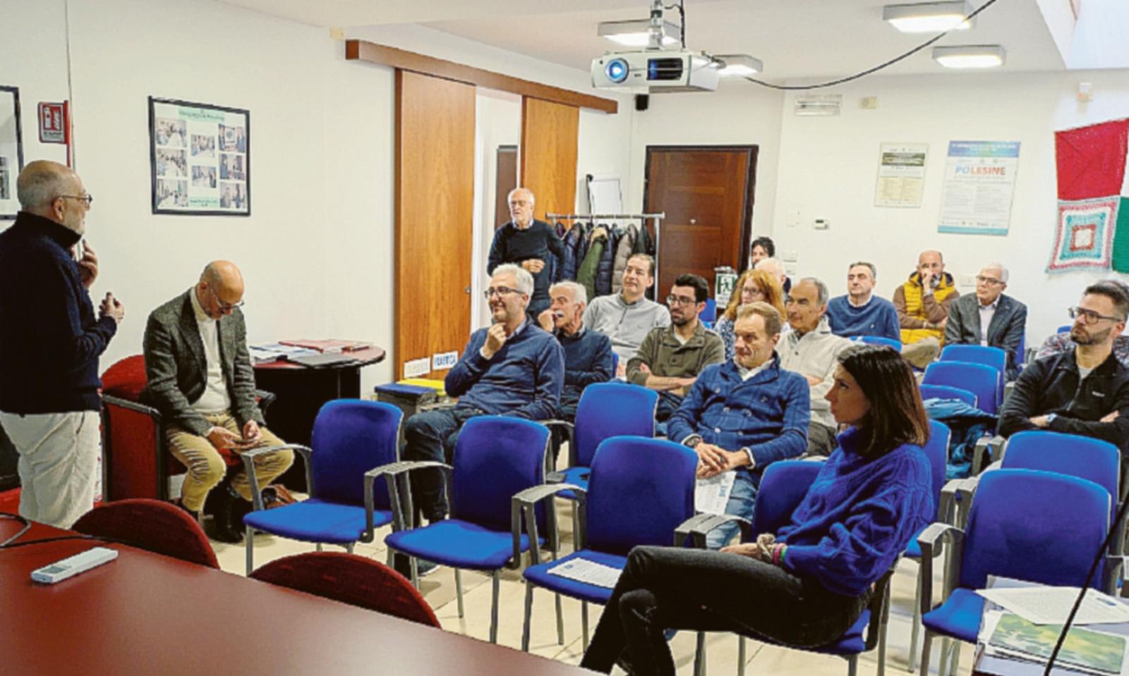 Gli ingegneri in visita al laboratorio spaziale