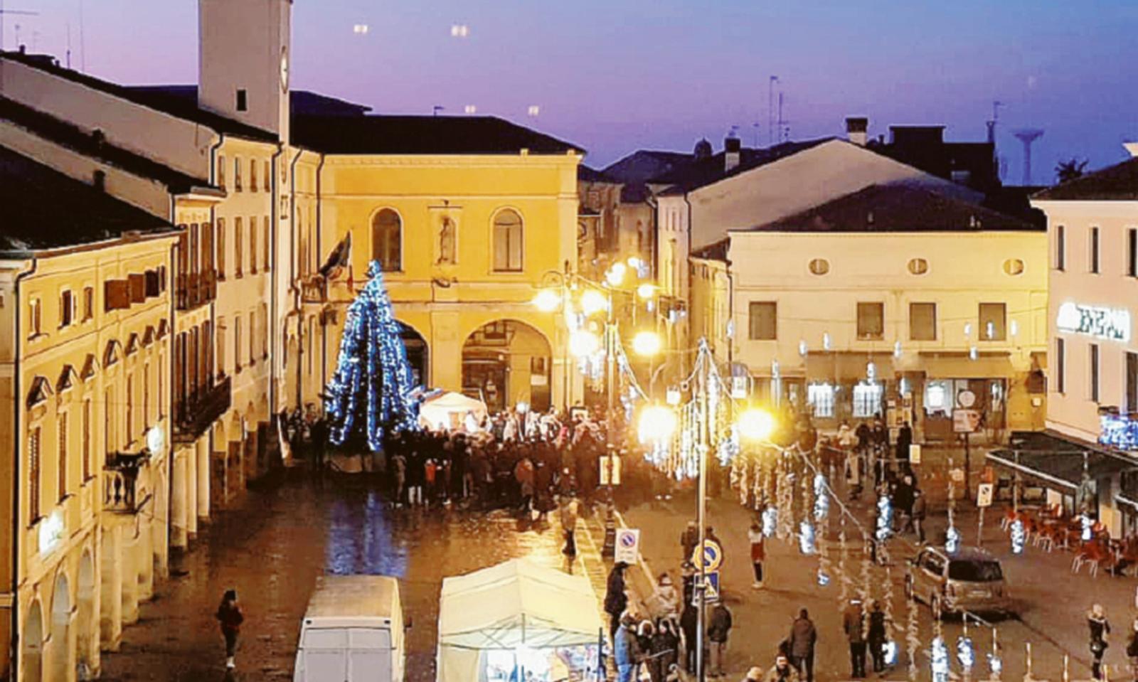 La citt&agrave; si accende per il Natale