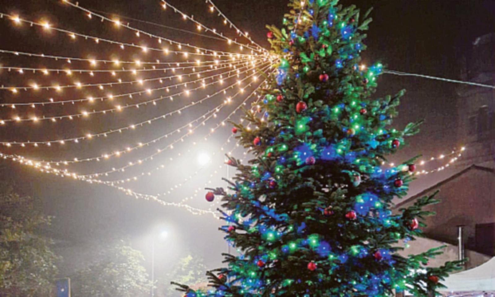 Grande festa per l&rsquo;albero in piazza