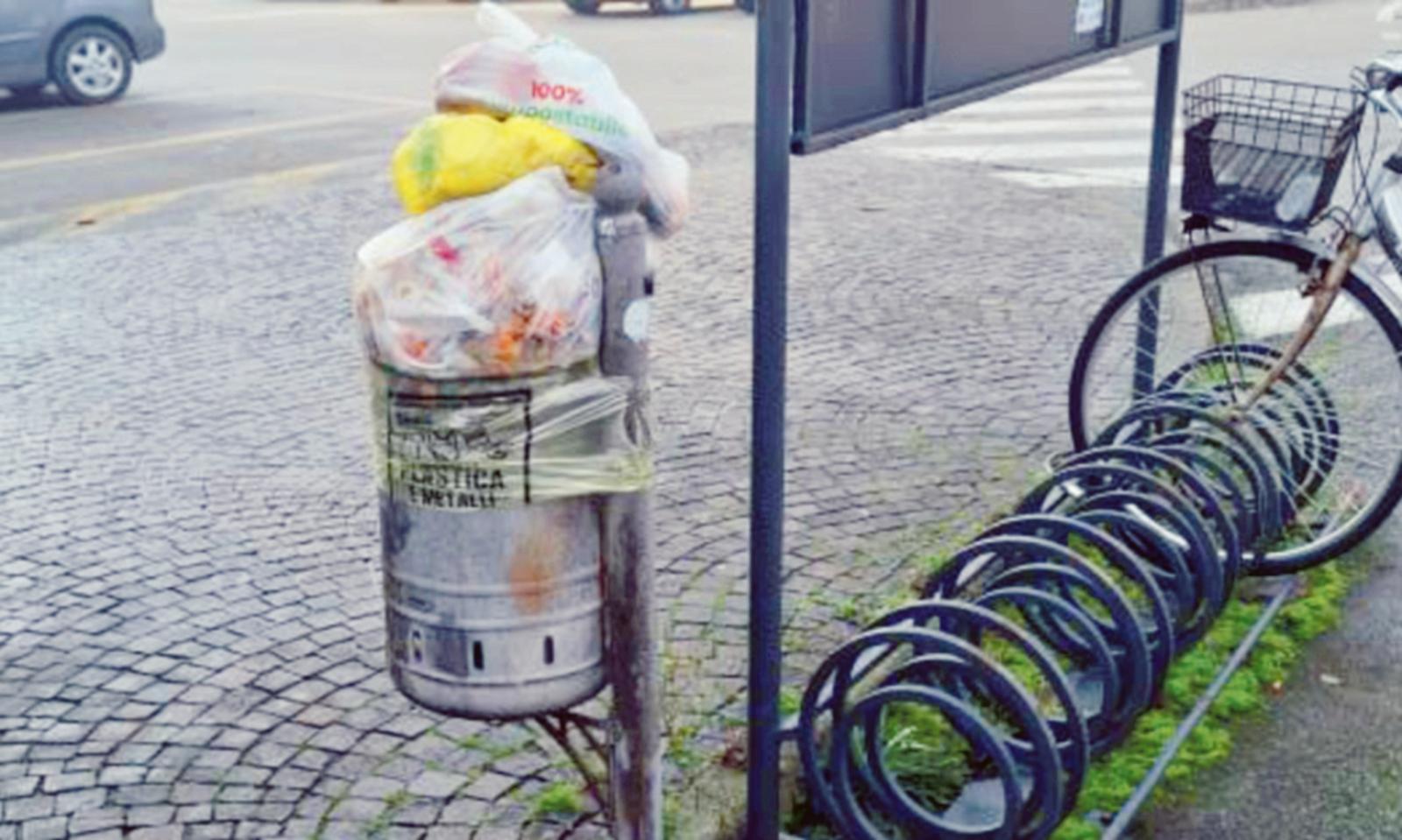 Bottiglie vuote e spazzatura in centro: &ldquo;Il corso scambiato per una discarica&rdquo;
