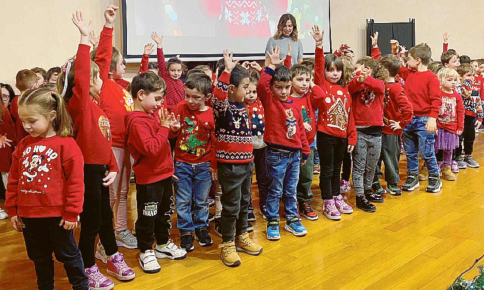 I bimbi cantano per i nonni 