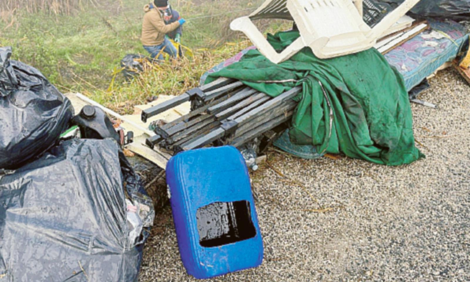 Argini invasi dalla plastica e dai rifiuti 