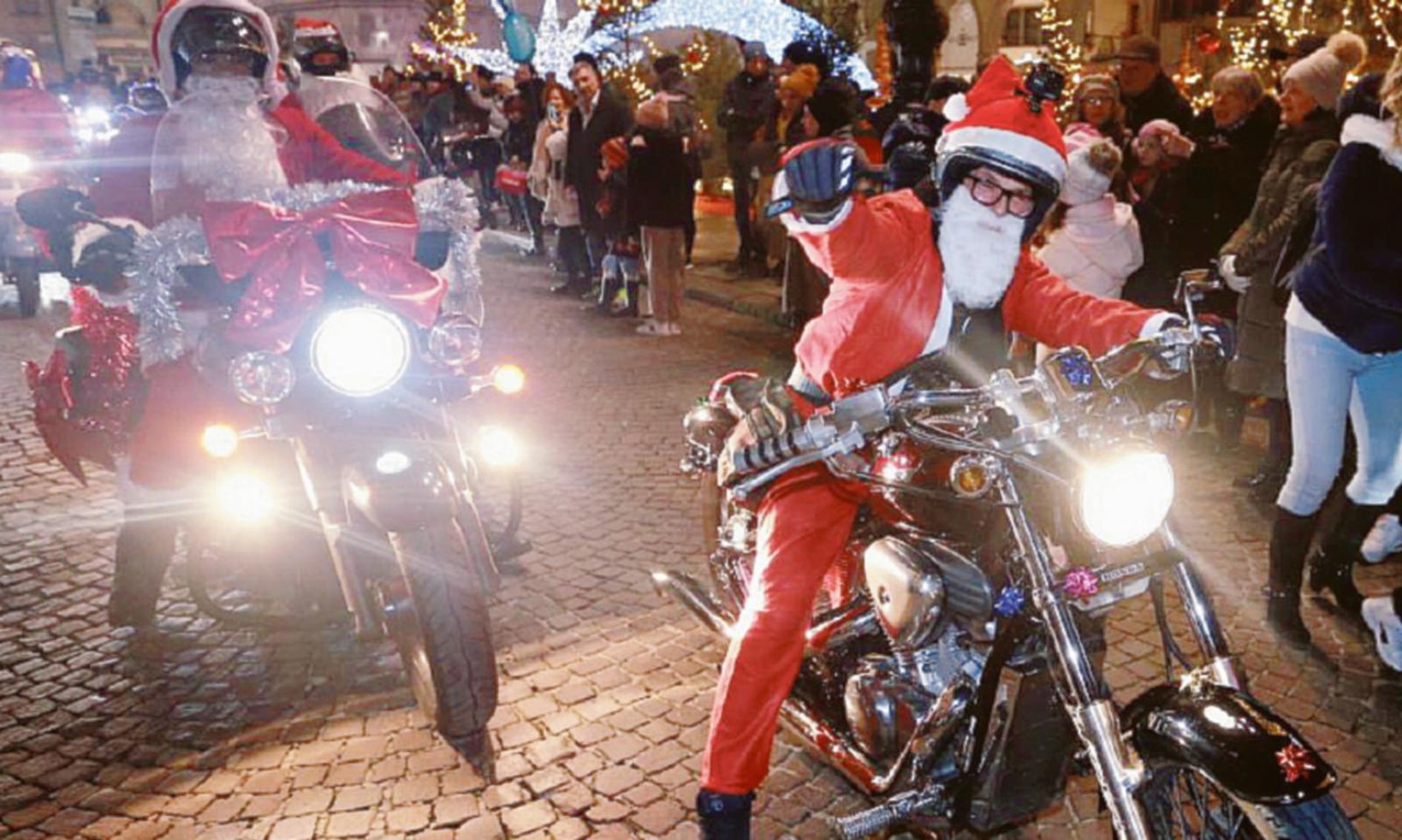 Sabato Babo Natale arriva in piazza in moto