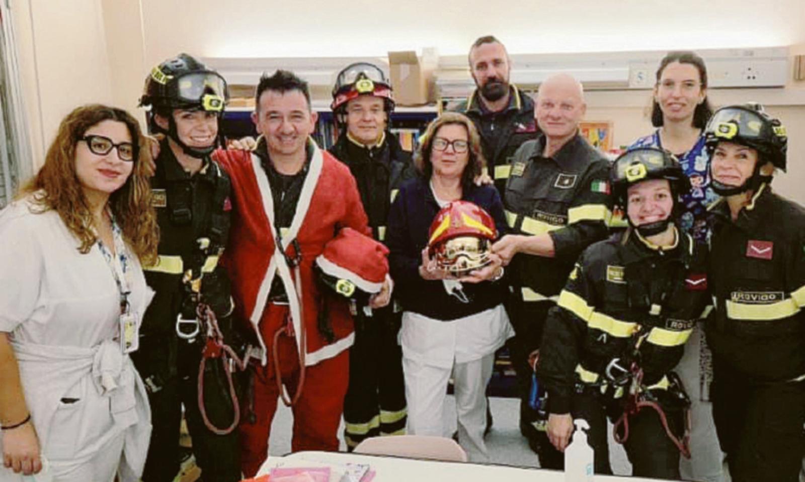 Santa Claus si cala dall&rsquo;alto per i bambini