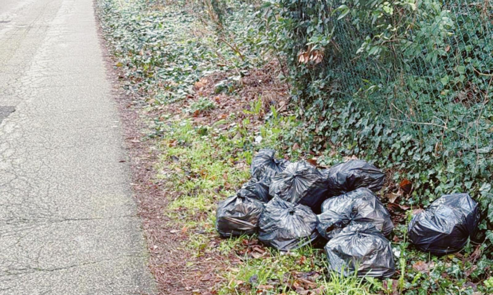 Altri 12 sacchi neri abbandonati