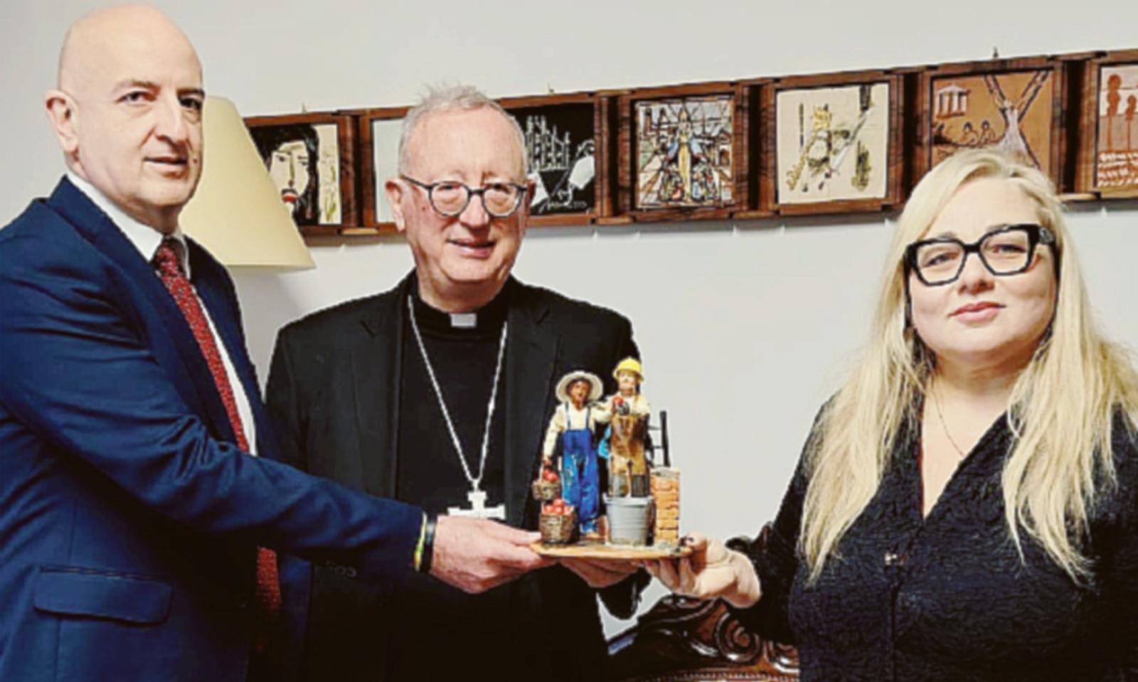 La nuova statuetta donata al vescovo