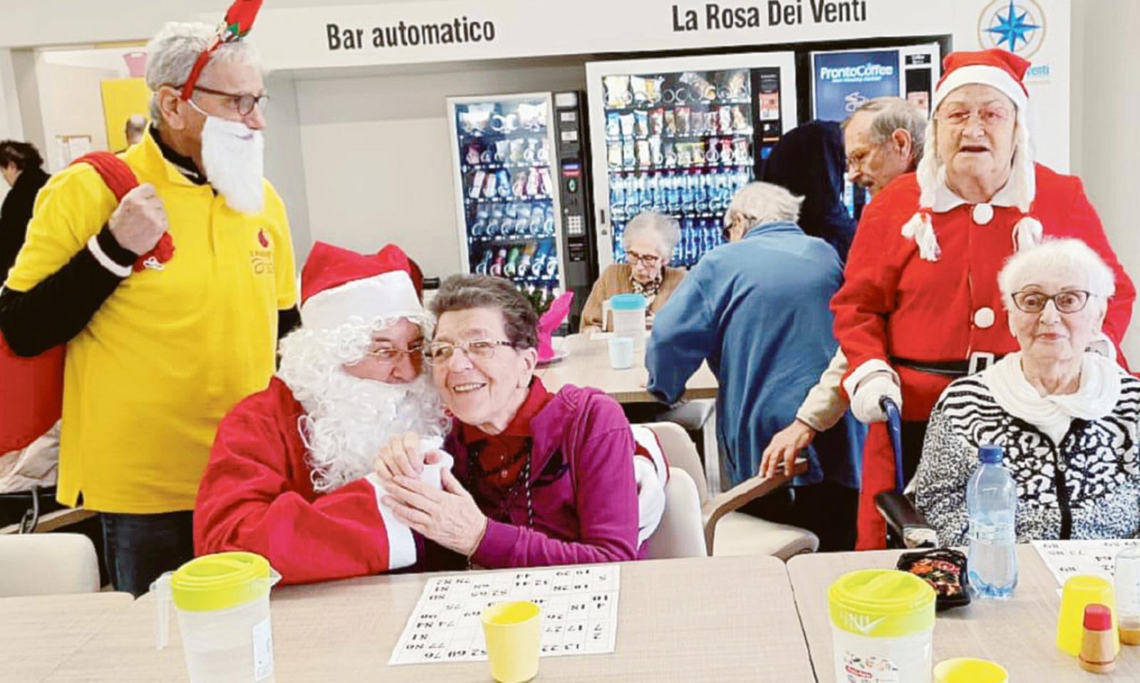 Panettoni e sorrisi per gli anziani